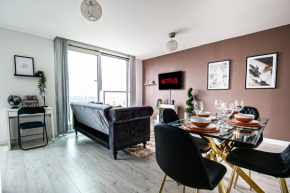 Luxury City Centre Apartment with Free Parking, Fast Wifi & Smart TV with Netflix by Yoko Property